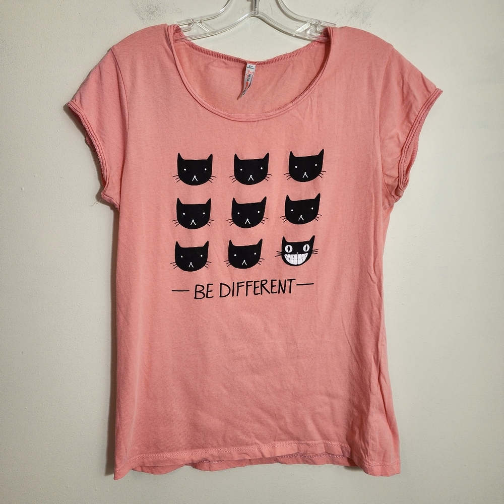FB Sister Coral Pink Black Smiling Cat Graphic Raw Hem T-Shirt Juniors Sz Large